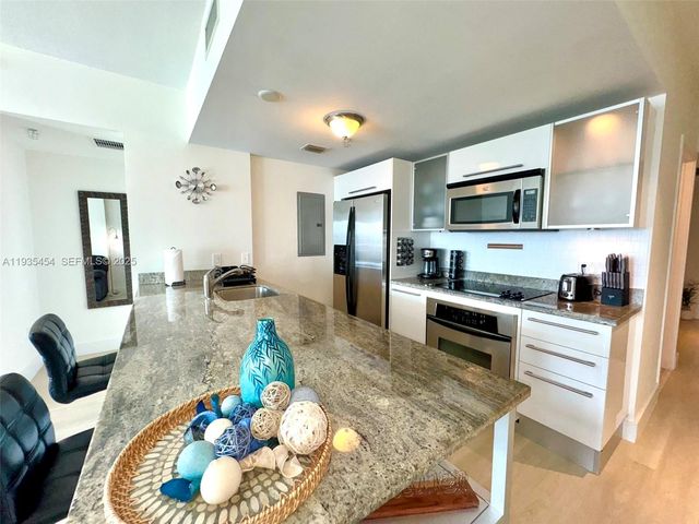 185 SW 7th St 1402, Miami, FL 33130