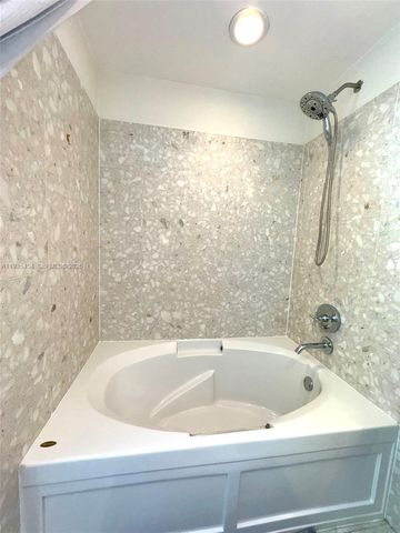 185 SW 7th St 1402, Miami, FL 33130