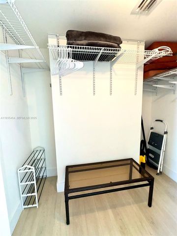 185 SW 7th St 1402, Miami, FL 33130