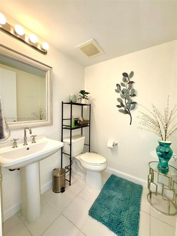 185 SW 7th St 1402, Miami, FL 33130