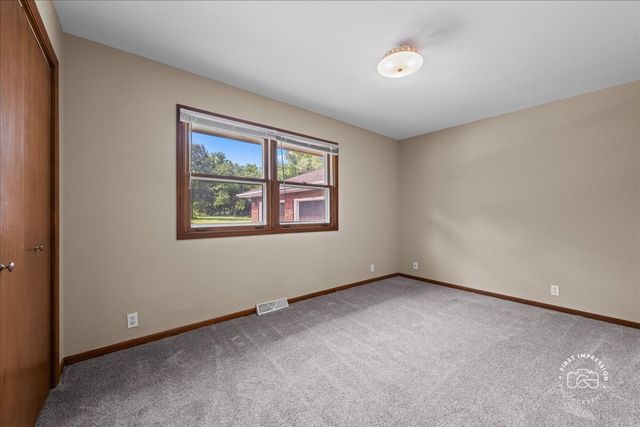 1201 Johnston Drive, Aurora, IL 60506