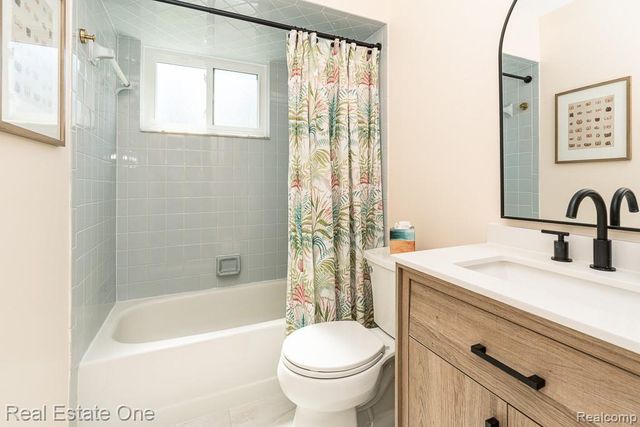 22505 Hanson Court, Saint Clair Shores, MI 48080