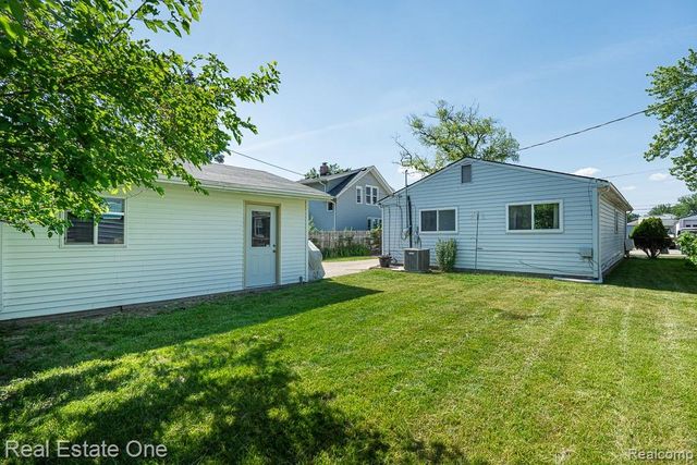 22505 Hanson Court, Saint Clair Shores, MI 48080