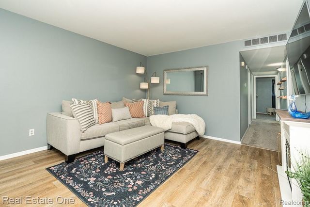 22505 Hanson Court, Saint Clair Shores, MI 48080
