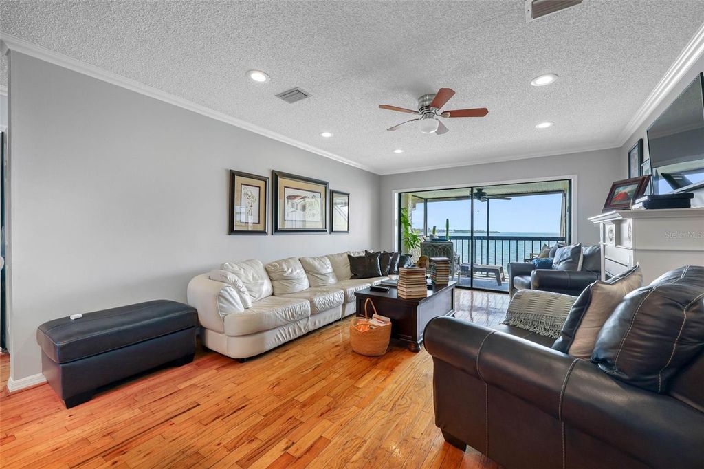 Image 8 of property listing at 7300 SUNSHINE SKYWAY LANE S 210, St Petersburg, FL 33711