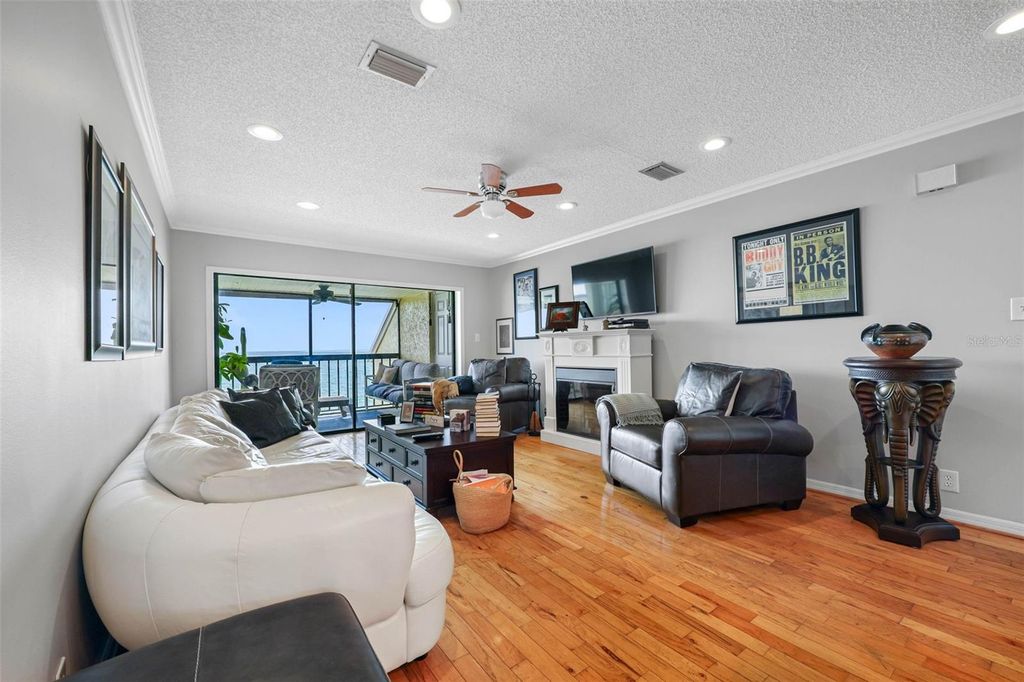 Image 9 of property listing at 7300 SUNSHINE SKYWAY LANE S 210, St Petersburg, FL 33711