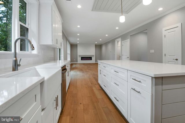 1 RAILROAD AVE, Bayville, NJ 08721
