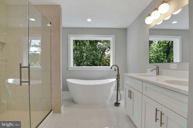 1 RAILROAD AVE, Bayville, NJ 08721