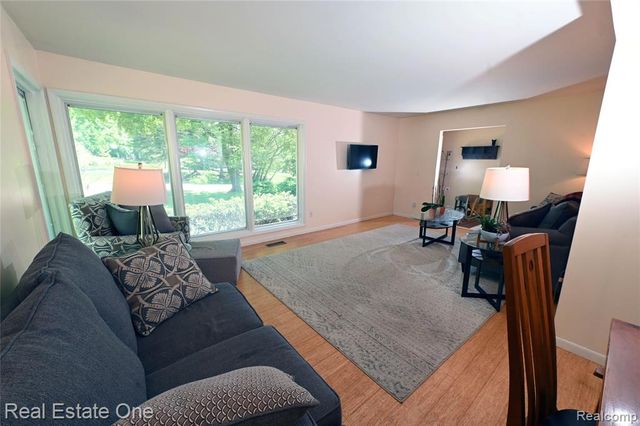 5382 Van Ness Drive, Bloomfield Hills, MI 48302