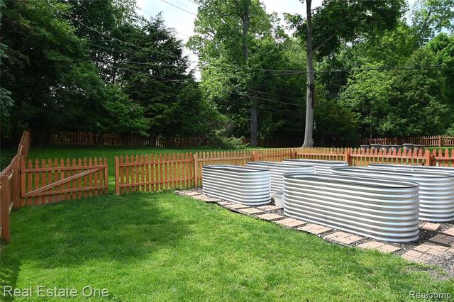 5382 Van Ness Drive, Bloomfield Hills, MI 48302