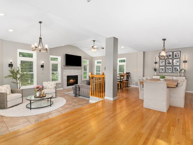 809 Bruno Court, Naperville, IL 60563