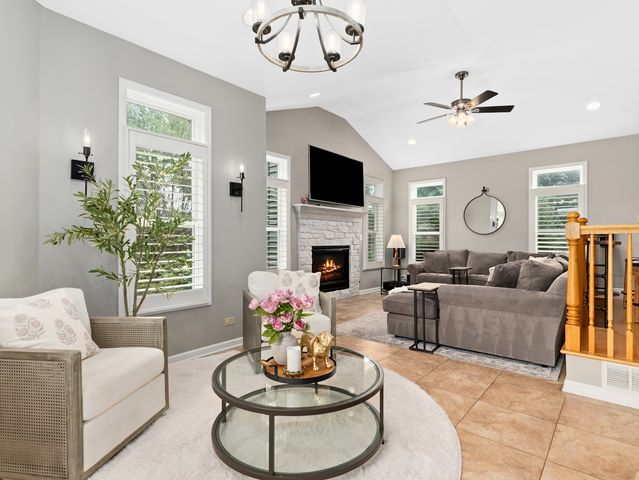 809 Bruno Court, Naperville, IL 60563