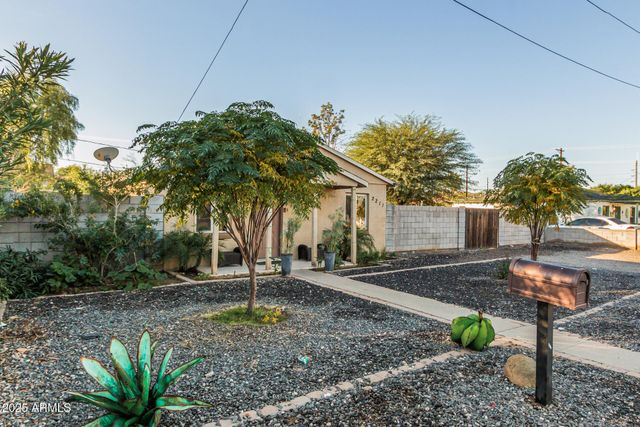 2211 W MEDLOCK Drive, Phoenix, AZ 85015