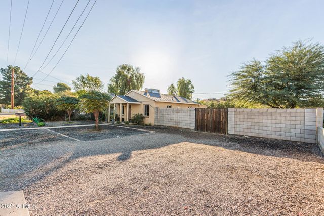 2211 W MEDLOCK Drive, Phoenix, AZ 85015