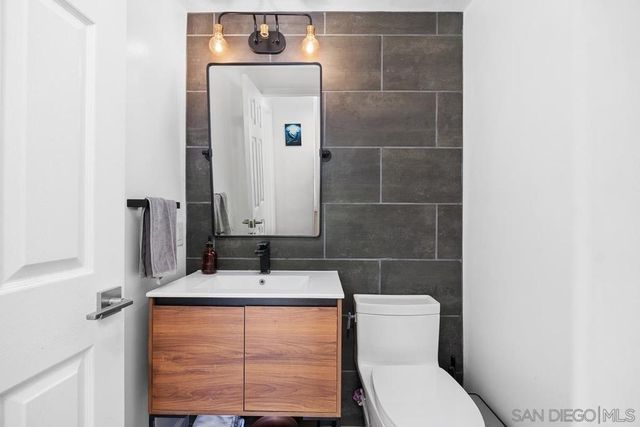 1607 Via Otano, Oceanside, CA 92056