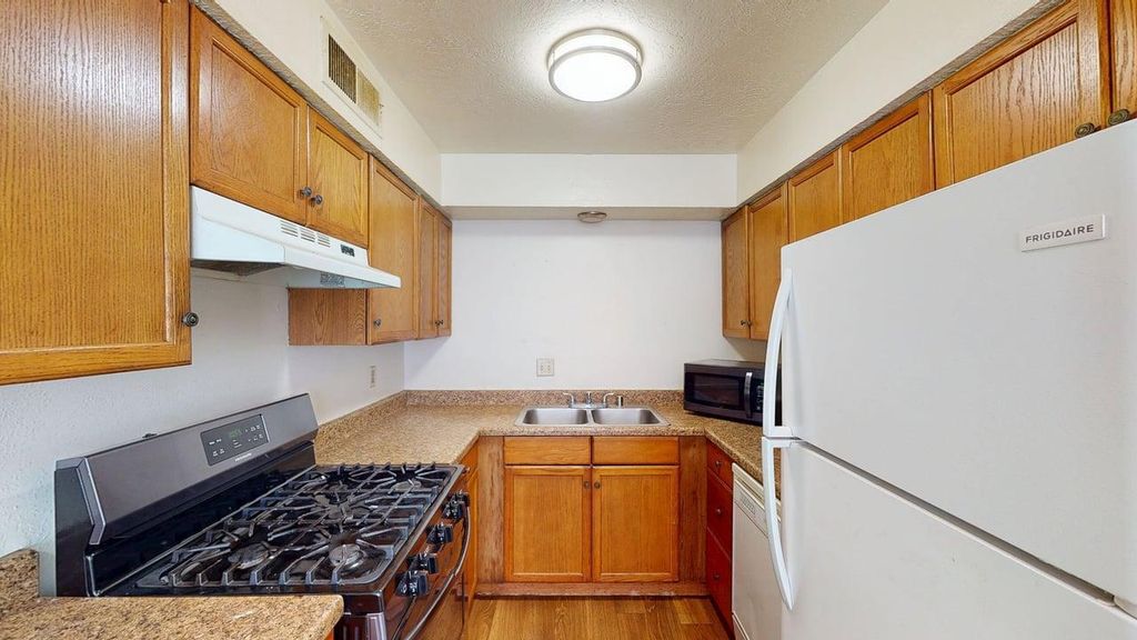 Image 6 of property listing at 3609 Wellesley Drive NE, Albuquerque, NM 87107