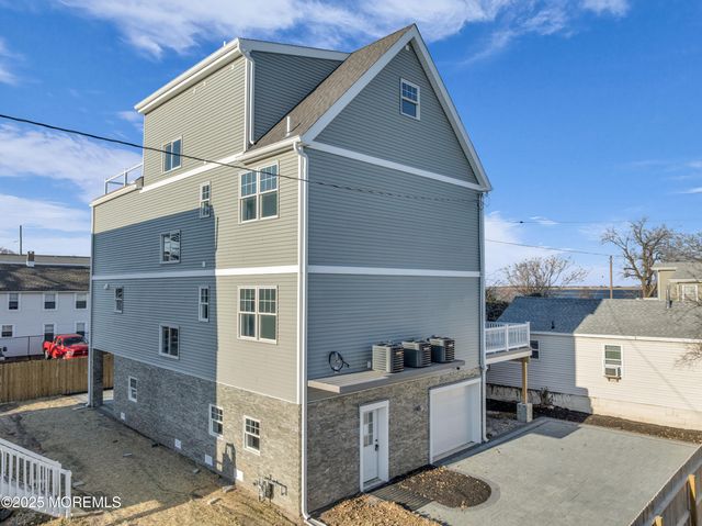 10 5th Street, Highlands, NJ 07732