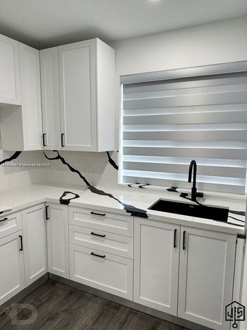 2100 SW 100th Ave 1, Miami, FL 33165