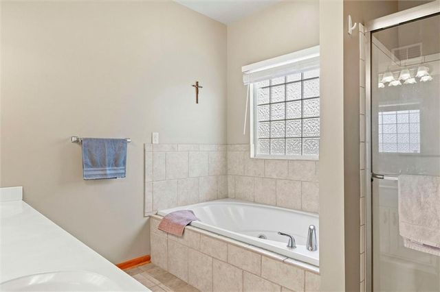 9811 E 219th Circle, Peculiar, MO 64078