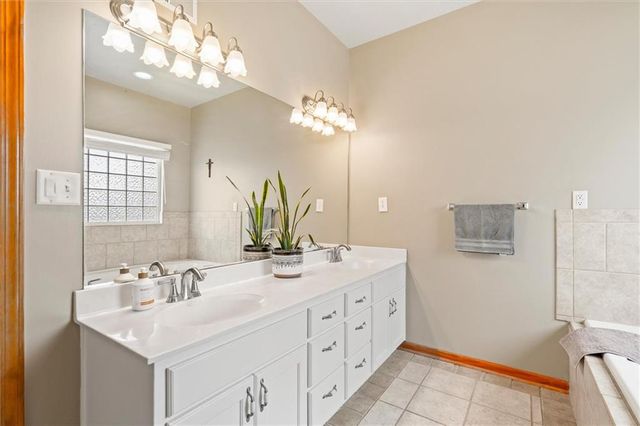 9811 E 219th Circle, Peculiar, MO 64078