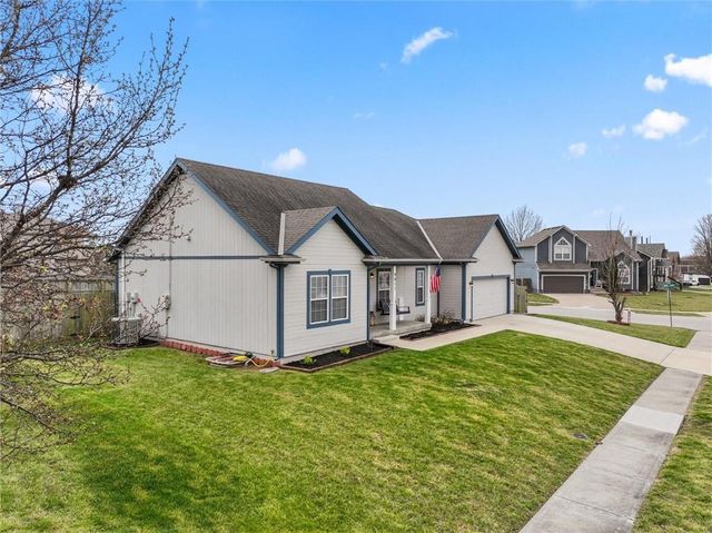 9811 E 219th Circle, Peculiar, MO 64078