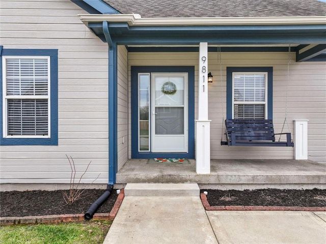 9811 E 219th Circle, Peculiar, MO 64078