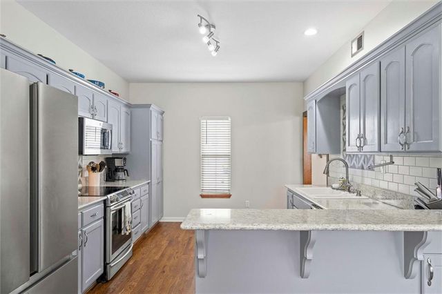 9811 E 219th Circle, Peculiar, MO 64078