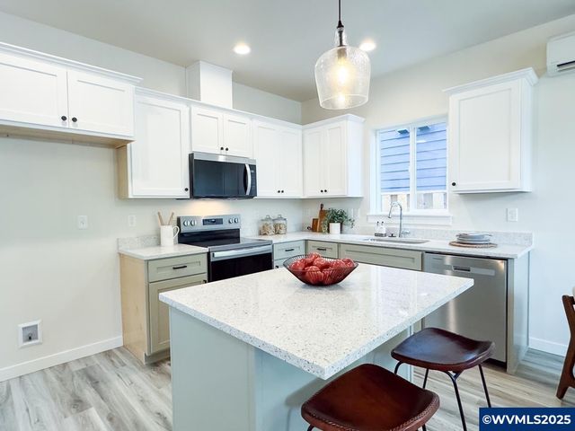 1166 7th St NW, Salem, OR 97304