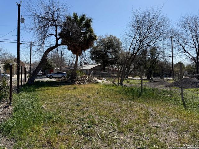 831 S SAN EDUARDO AVE, San Antonio, TX 78237
