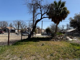 831 S SAN EDUARDO AVE, San Antonio, TX 78237