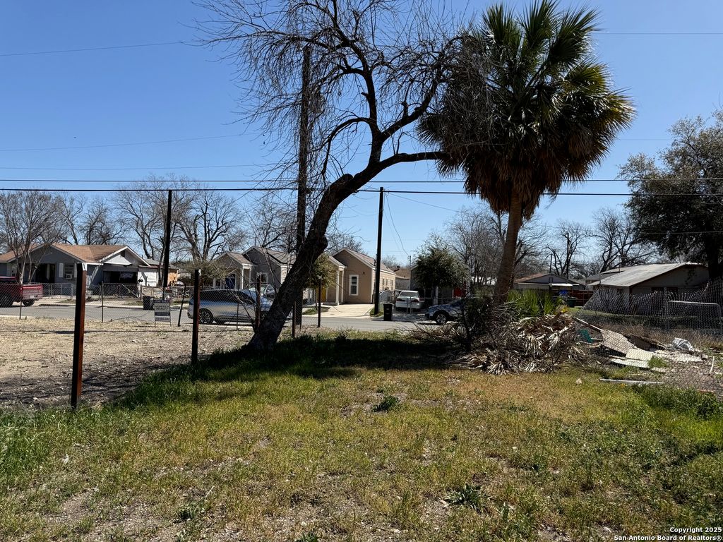 831 S SAN EDUARDO AVE, San Antonio, TX 78237