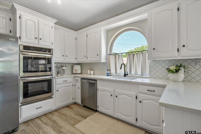 726 Crestview Street, Chandler, TX 75758