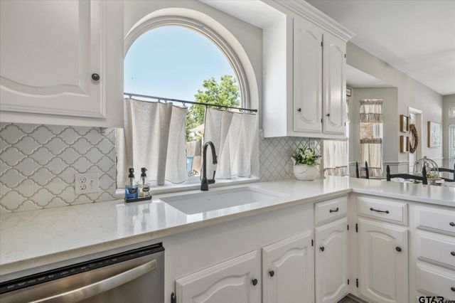 726 Crestview Street, Chandler, TX 75758