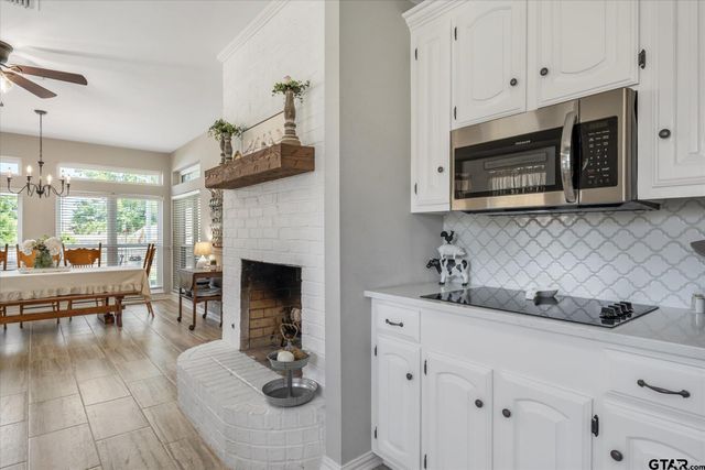 726 Crestview Street, Chandler, TX 75758