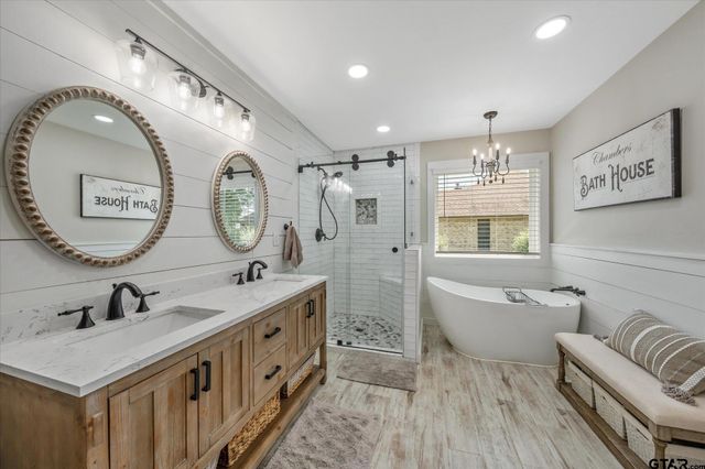726 Crestview Street, Chandler, TX 75758
