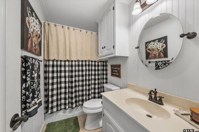 726 Crestview Street, Chandler, TX 75758
