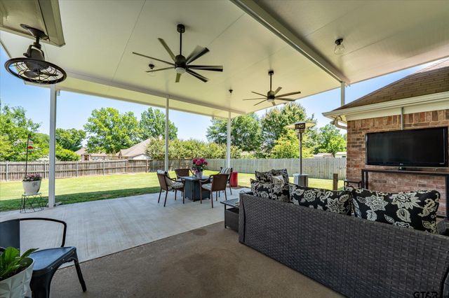 726 Crestview Street, Chandler, TX 75758