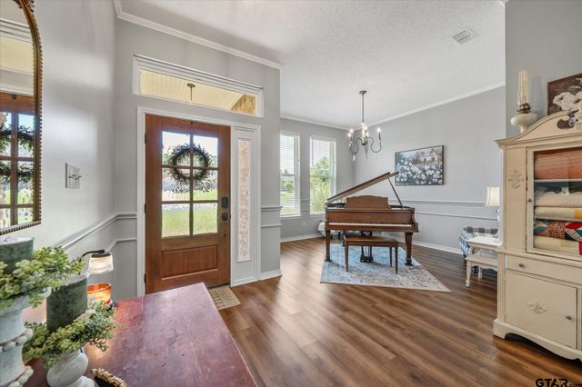 726 Crestview Street, Chandler, TX 75758