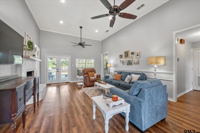 726 Crestview Street, Chandler, TX 75758