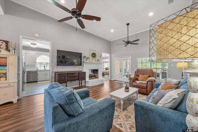 726 Crestview Street, Chandler, TX 75758