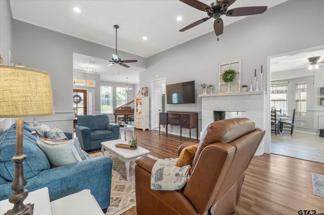 726 Crestview Street, Chandler, TX 75758