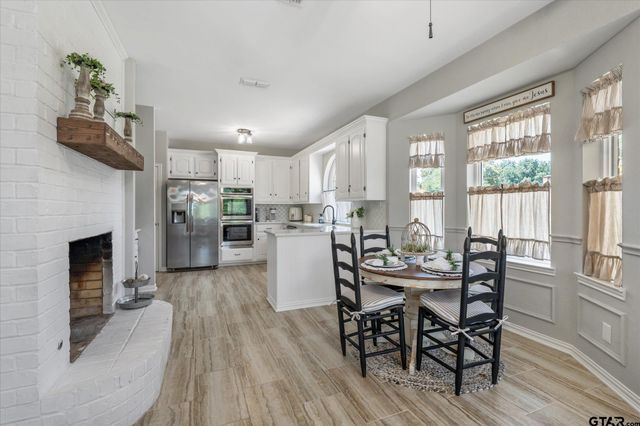 726 Crestview Street, Chandler, TX 75758