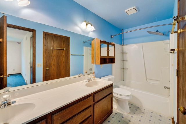 7862 W Oakbrook Circle, Madison, WI 53717