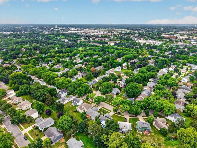 7862 W Oakbrook Circle, Madison, WI 53717