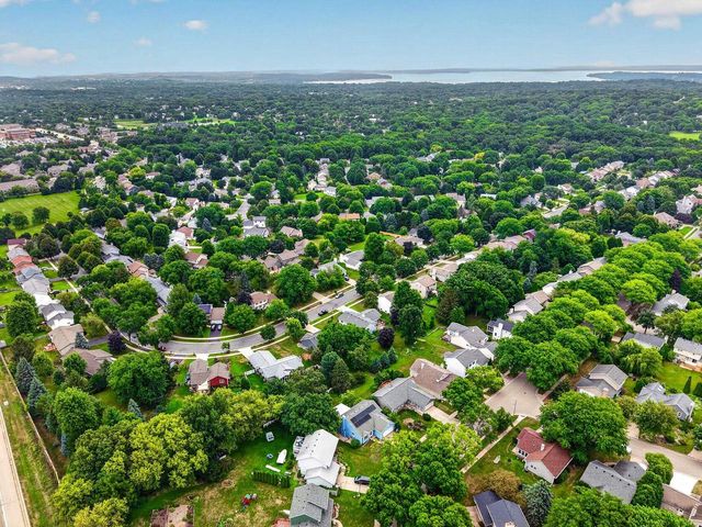 7862 W Oakbrook Circle, Madison, WI 53717