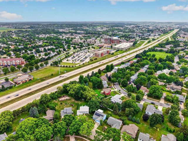 7862 W Oakbrook Circle, Madison, WI 53717
