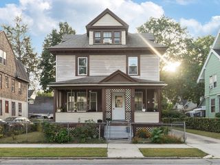28 Lyndale St, Springfield, MA 01108