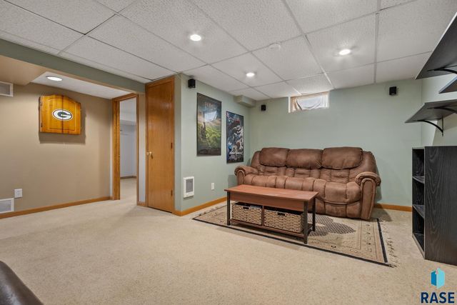 2213 S Hawthorne Ave Avenue, Sioux Falls, SD 57105