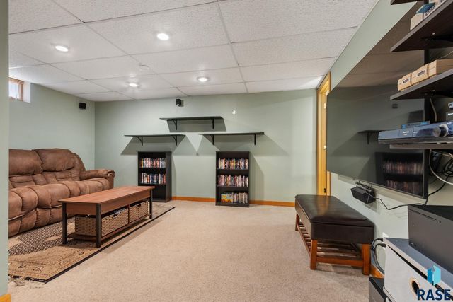 2213 S Hawthorne Ave Avenue, Sioux Falls, SD 57105