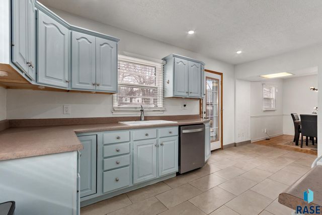 2213 S Hawthorne Ave Avenue, Sioux Falls, SD 57105